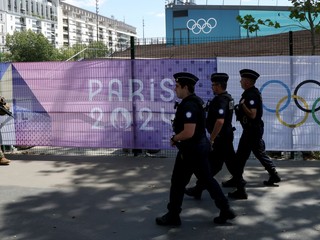 Policajti a vojak hliadkujú v Paríži.