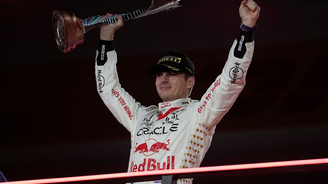 Max Verstappen oslavuje tretí americký triumf v tejto sezóne.