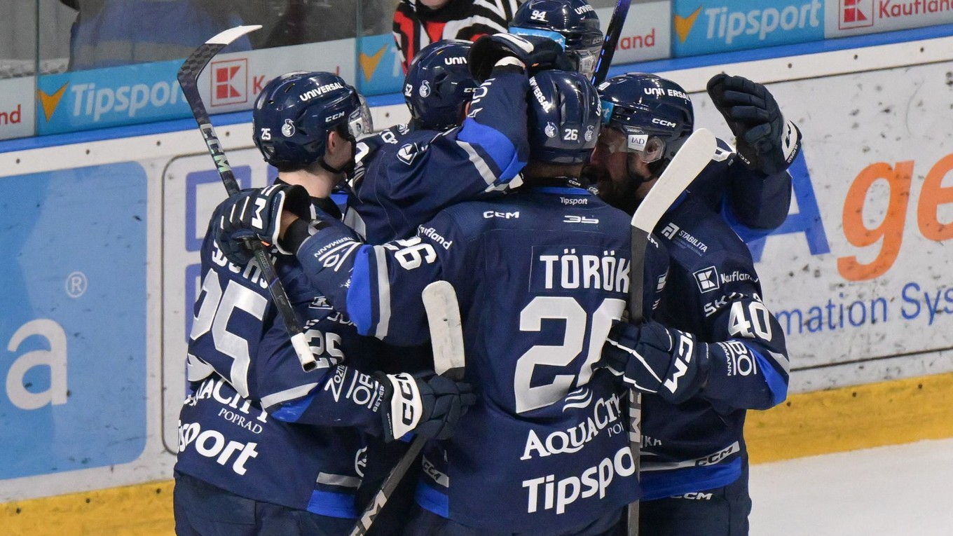 Hráči Popradu sa tešia z úvodného gólu v zápase 19. kola hokejovej Tipsport ligy HK Nitra - HK Poprad.