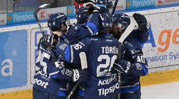 Hráči Popradu sa tešia z úvodného gólu v zápase 19. kola hokejovej Tipsport ligy HK Nitra - HK Poprad.