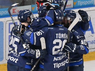 Hráči Popradu sa tešia z úvodného gólu v zápase 19. kola hokejovej Tipsport ligy HK Nitra - HK Poprad.