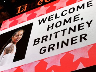 Transparent na podporu Brittney Grinerovej po návrate.