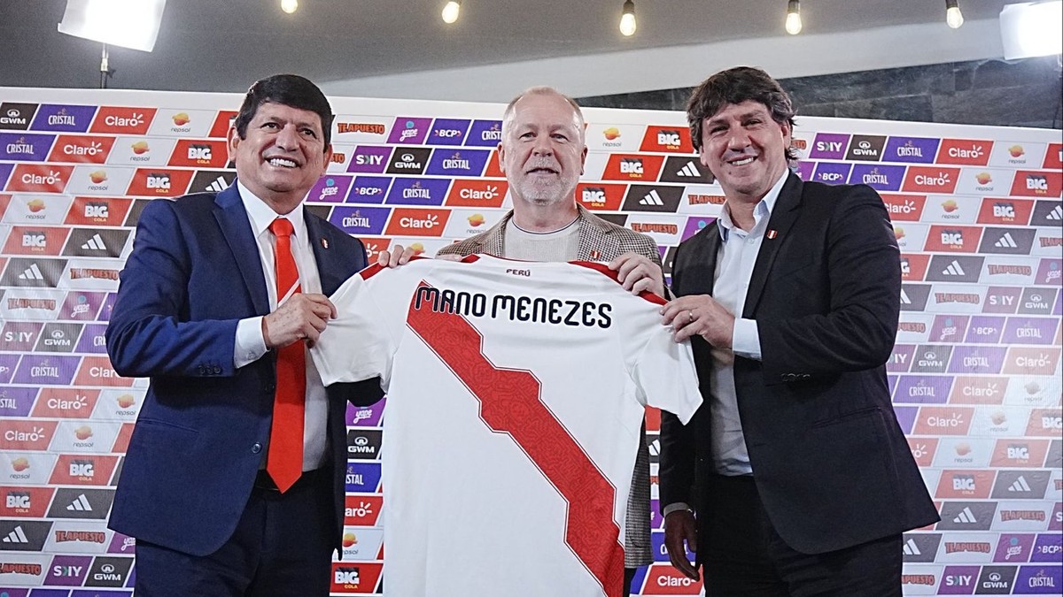 Mano Menezes (v strede).