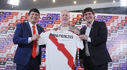 Mano Menezes (v strede).