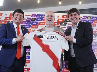 Mano Menezes (v strede).