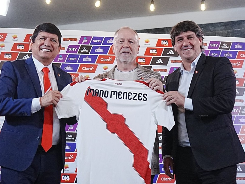 Mano Menezes (v strede).