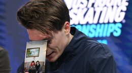 Maxim Naumov drží v ruke rodinnú fotografiu po voľnej jazde na majstrovstvách USA. 