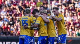 Futbalisti FK Teplice oslavujú gól.