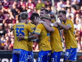 Futbalisti FK Teplice oslavujú gól.