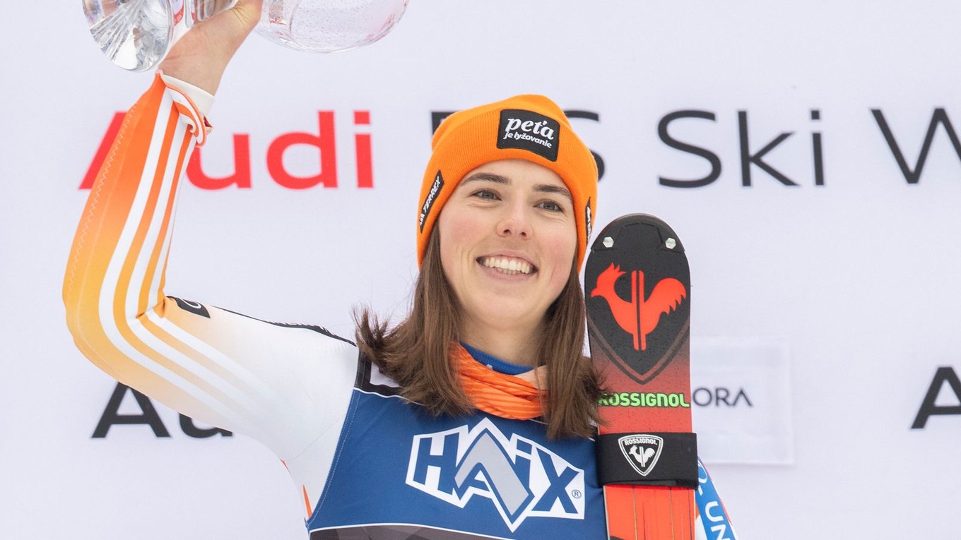 Petra Vlhová pózuje na pódiu po víťazstve v slalome v Kranjskej Gore 2024.