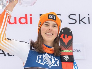 Petra Vlhová pózuje na pódiu po víťazstve v slalome v Kranjskej Gore 2024.