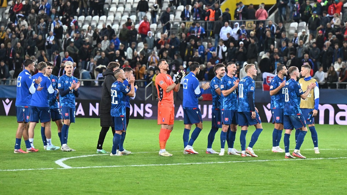 Na snímke hráči Slovenska sa tešia s fanúšikmi z výhry 2:1 po zápase C-divízie Ligy národov vo futbale Slovensko - Kazachstan.