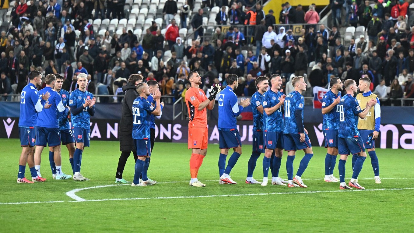 Na snímke hráči Slovenska sa tešia s fanúšikmi z výhry 2:1 po zápase C-divízie Ligy národov vo futbale Slovensko - Kazachstan.