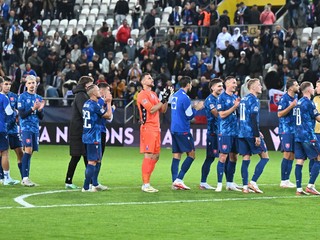 Na snímke hráči Slovenska sa tešia s fanúšikmi z výhry 2:1 po zápase C-divízie Ligy národov vo futbale Slovensko - Kazachstan.