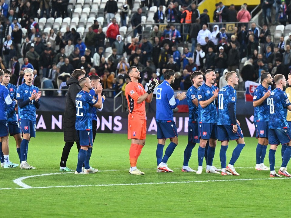 Na snímke hráči Slovenska sa tešia s fanúšikmi z výhry 2:1 po zápase C-divízie Ligy národov vo futbale Slovensko - Kazachstan.