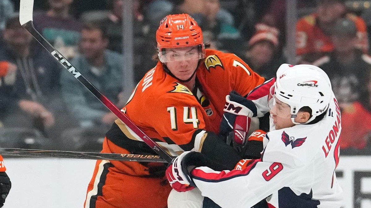Obranca Anaheimu Ducks Drew Helleson (vľavo) naráža do pravého krídla Washingtonu Capitals Ryana Leonarda.