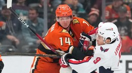 Obranca Anaheimu Ducks Drew Helleson (vľavo) naráža do pravého krídla Washingtonu Capitals Ryana Leonarda.