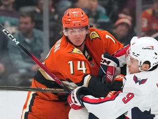 Obranca Anaheimu Ducks Drew Helleson (vľavo) naráža do pravého krídla Washingtonu Capitals Ryana Leonarda.