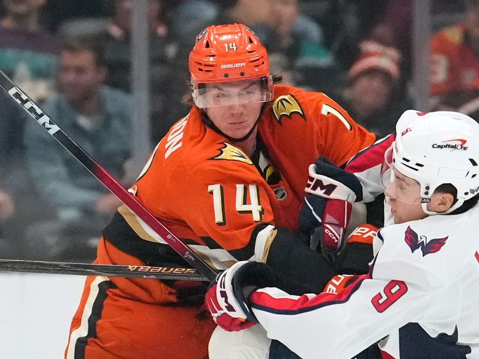 Obranca Anaheimu Ducks Drew Helleson (vľavo) naráža do pravého krídla Washingtonu Capitals Ryana Leonarda.