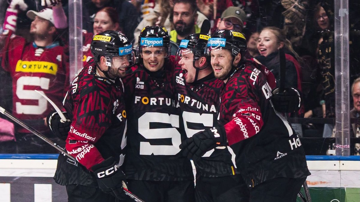Hokejisti HC Sparta Praha﻿ oslavujú gól.