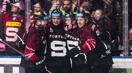 Hokejisti HC Sparta Praha﻿ oslavujú gól.
