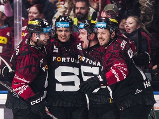 Hokejisti HC Sparta Praha﻿ oslavujú gól.