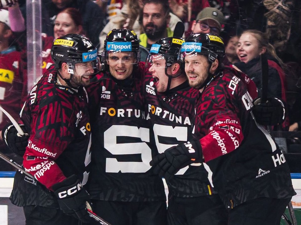 Hokejisti HC Sparta Praha﻿ oslavujú gól.