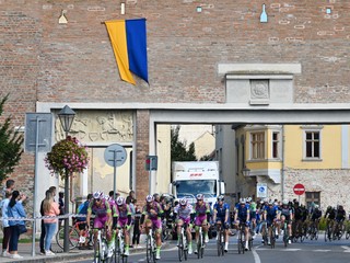 Cyklisti v Trnave na pretekoch Okolo Slovenska.