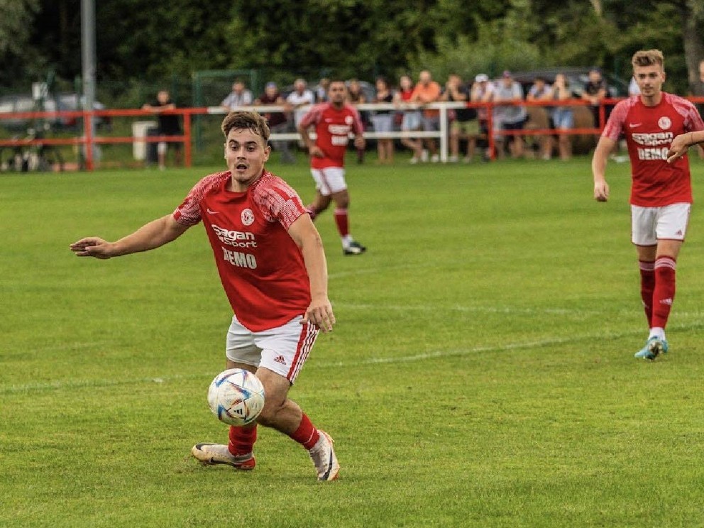 Vladimír Tvardzik (vľavo) v drese OFK-SIM Raslavice.