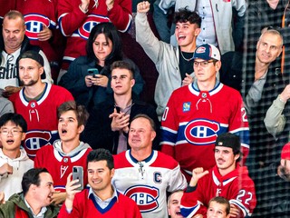Otec Juraja Slafkovského a Filip Mešár sledujú úvodný zápas Montrealu Canadiens proti Toronto Maple Leafs.