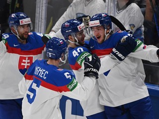 Slovenskí hokejisti sa tešia po strelenom góle v zápase Slovensko - Fínsko vo štvrťfinále MS v hokeji 2022.