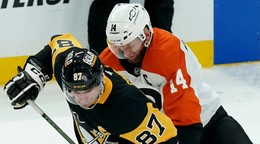 Kapitán Pittsburghu Sidney Crosby v súboji so Seanom Couturierom.