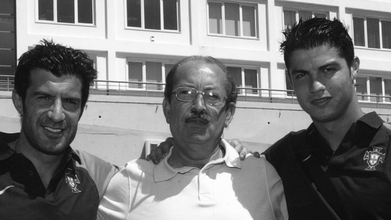 Skaut Aurelio Pereira (v strede).