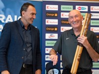 Prezident SZĽH Miroslav Šatan (vľavo) a tréner reprezentácie Craig Ramsay s darovanou fujarou.