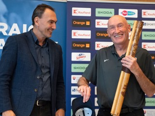 Prezident SZĽH Miroslav Šatan (vľavo) a tréner reprezentácie Craig Ramsay s darovanou fujarou.