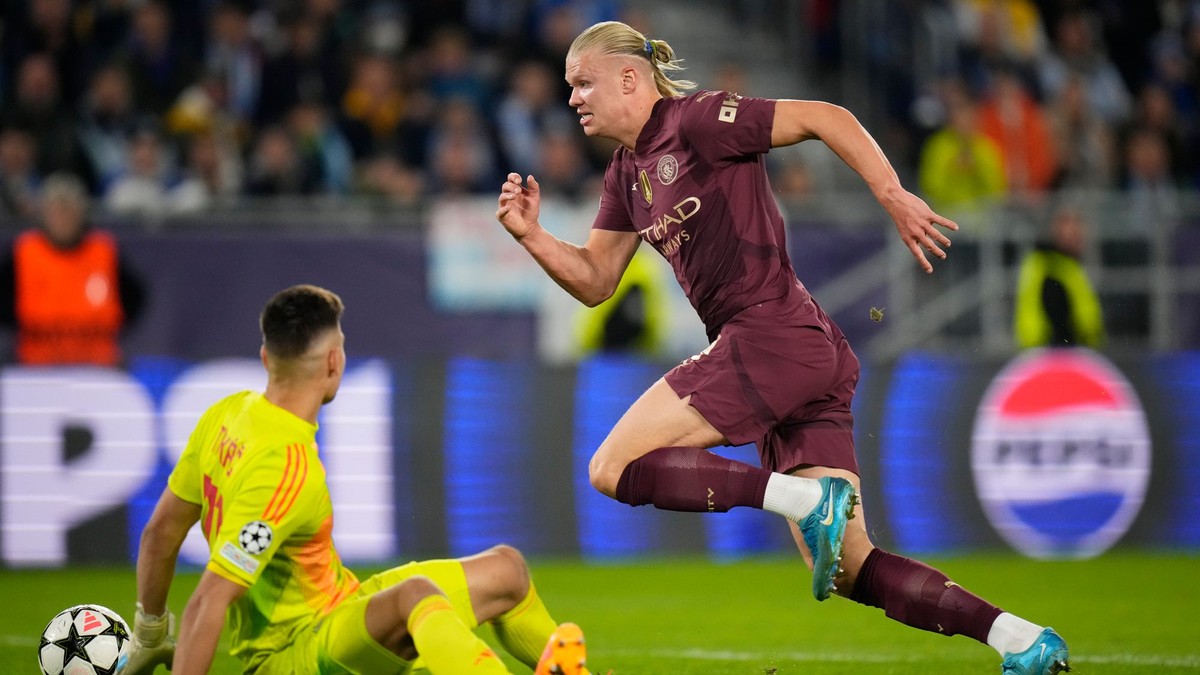 Erling Haaland a brankár Dominik Takáč v zápase Ligy majstrov Slovan Bratislava - Manchester City 