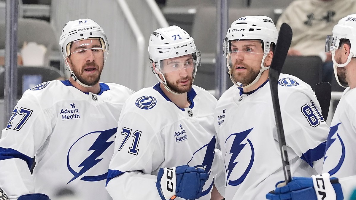 Zľava Ryan McDonagh, Anthony Cirelli a Erik Černák v drese Tampa Bay Lightning.