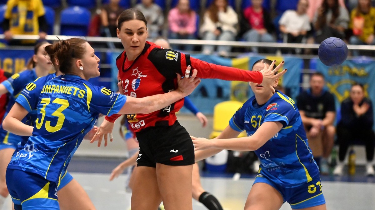 Uprostred Karin Bujnochová (Šaľa) , vľavo Iryna Kompaniietsová a vpravo Tamara Geffertová (obe Michalovce)