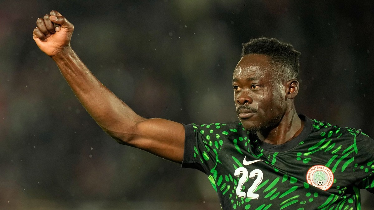 Akor Adams oslavuje gól.