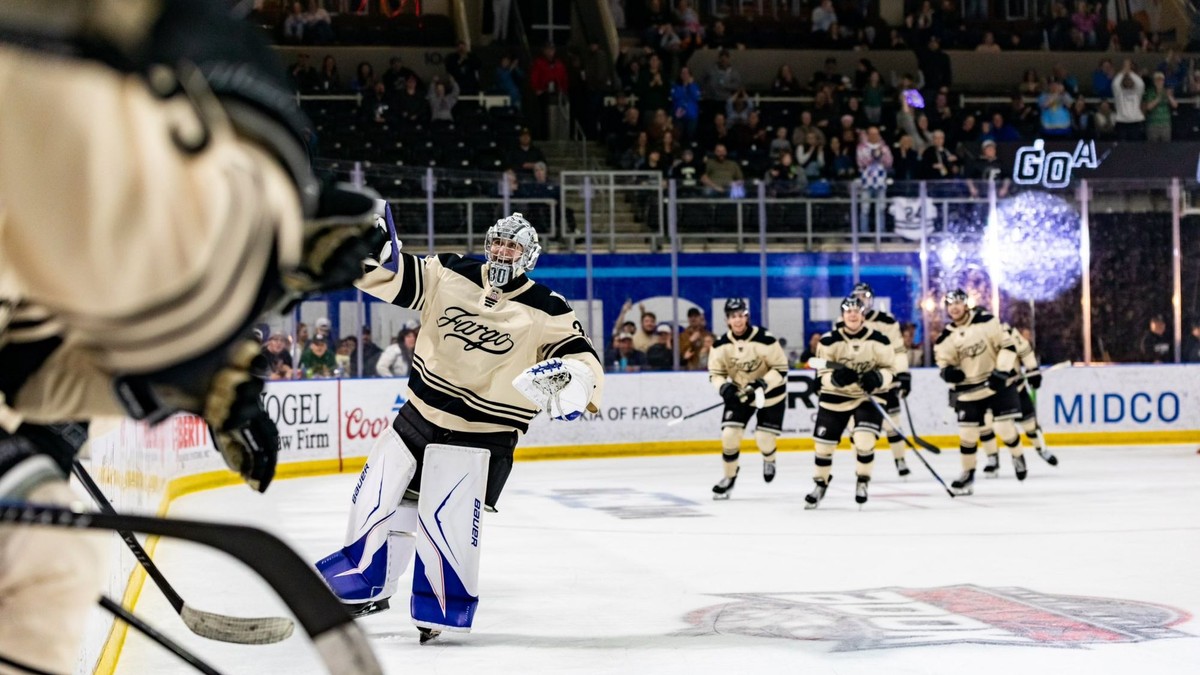 Brankár Samuel Hrenák oslavuje gól