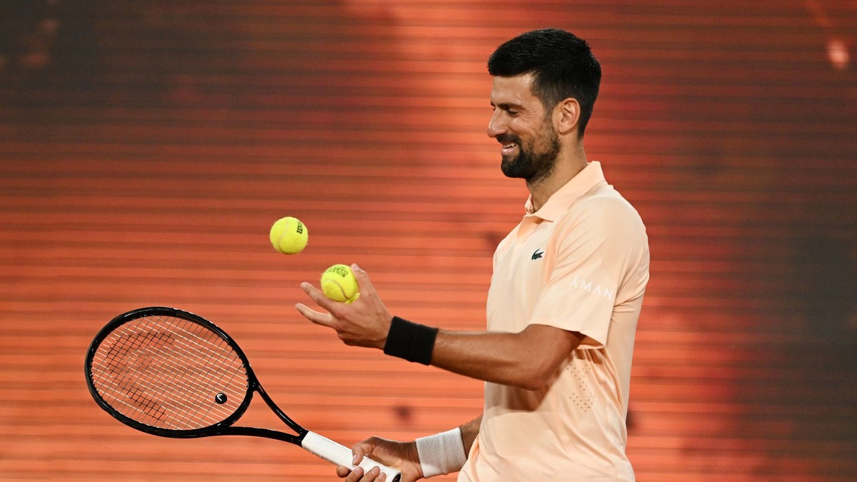 Srbský tenista Novak Djokovič sa pripravuje na podanie v 1. kole dvojhry na grandslamovom turnaji Roland Garros v Paríži.