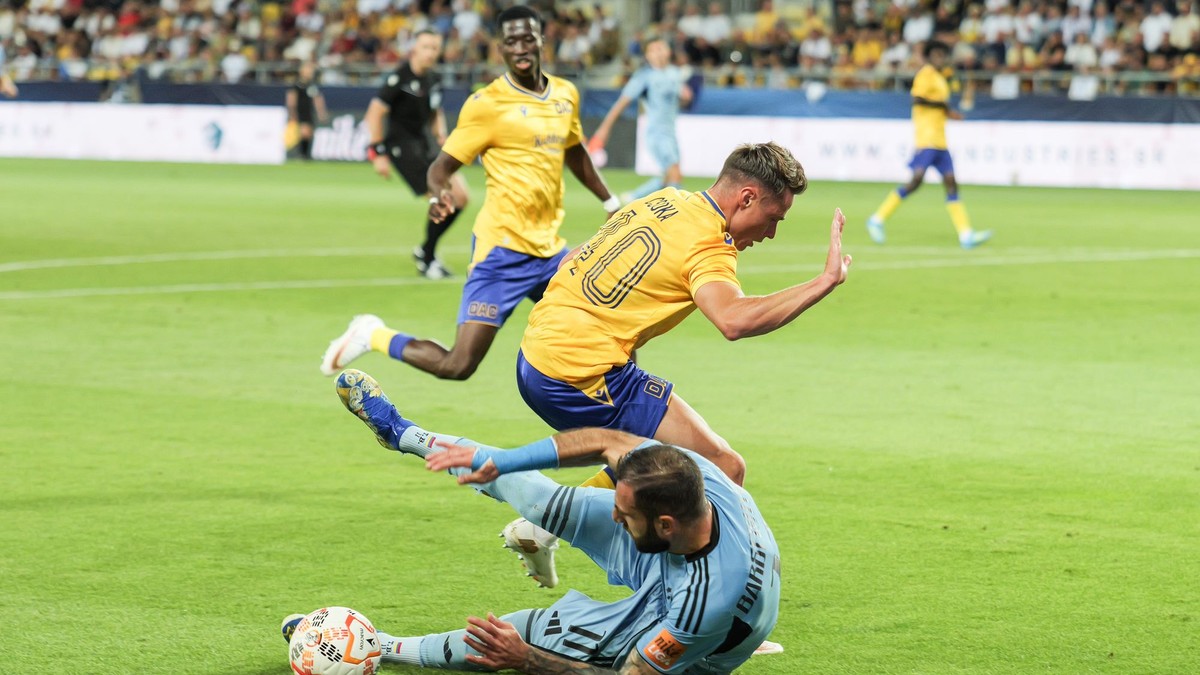 Na snímke hore Bálint Csóka (DAC) a Peter Pokorný (Slovan) a dole Tigran Barseghjan (Slovan).