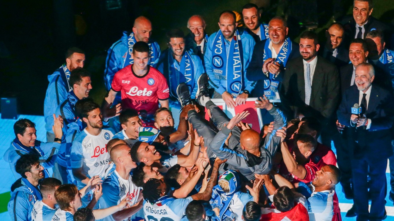 Hráči Neapolu oslavujú s trénerom Spallettim.