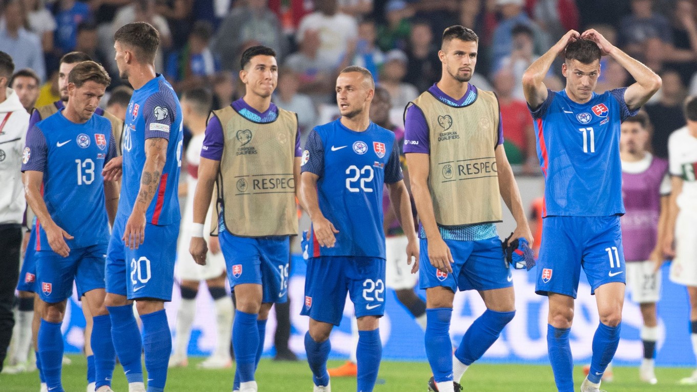 Slovenskí futbalisti po zápase proti Portugalsku v kvalifikácii EURO 2024.