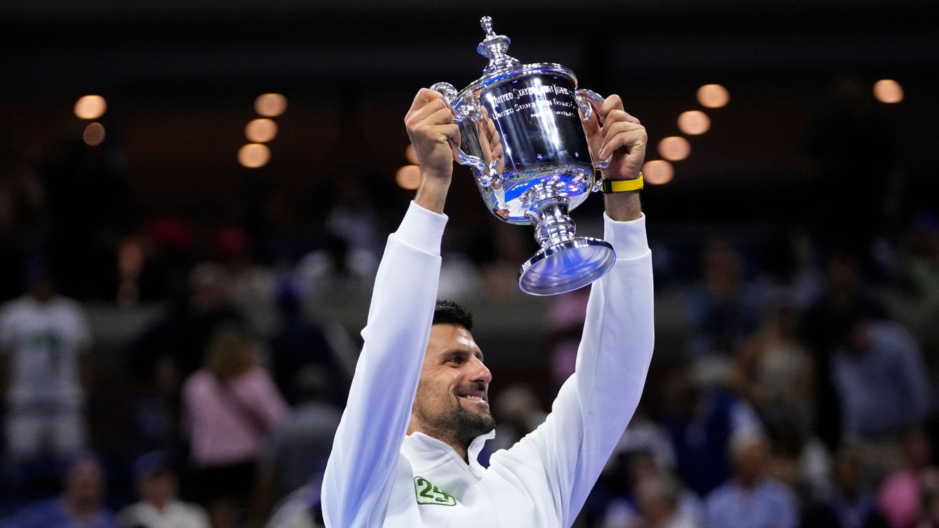 Novak Djokovič s trofejou na US Open 2023.