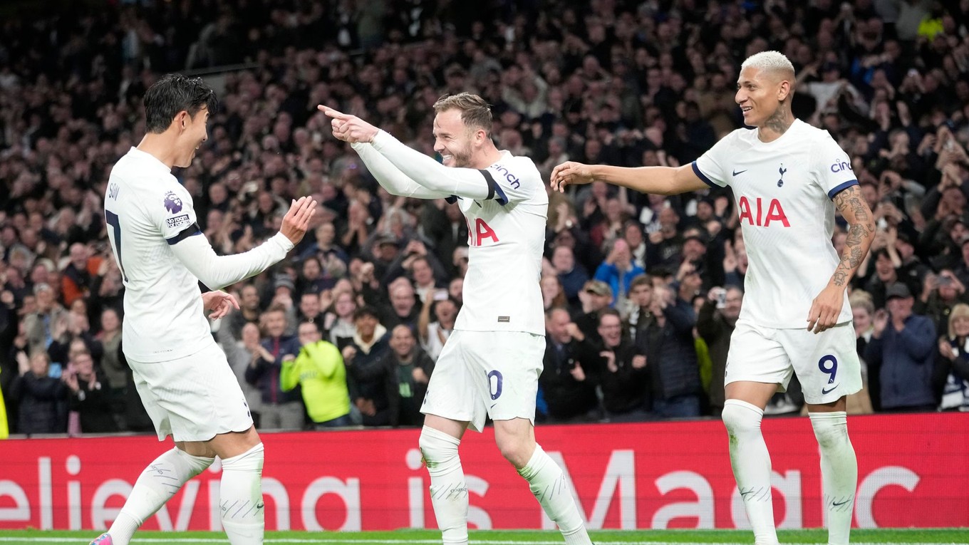Zľava Son Heung-min, James Maddison a Richarlison sa tešia po strelenom góle v zápase Tottenham Hotspur - Fulham FC.