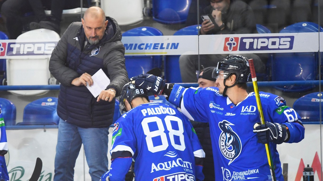 Tréner Martin Hrnčár na lavičke extraligového HK Poprad.