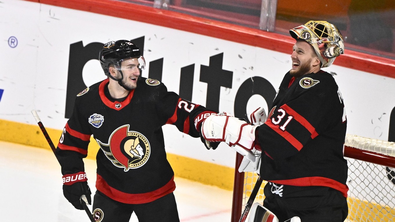 Erik Brannstrom a brankár Anton Forsberg v drese Ottawa Senators.