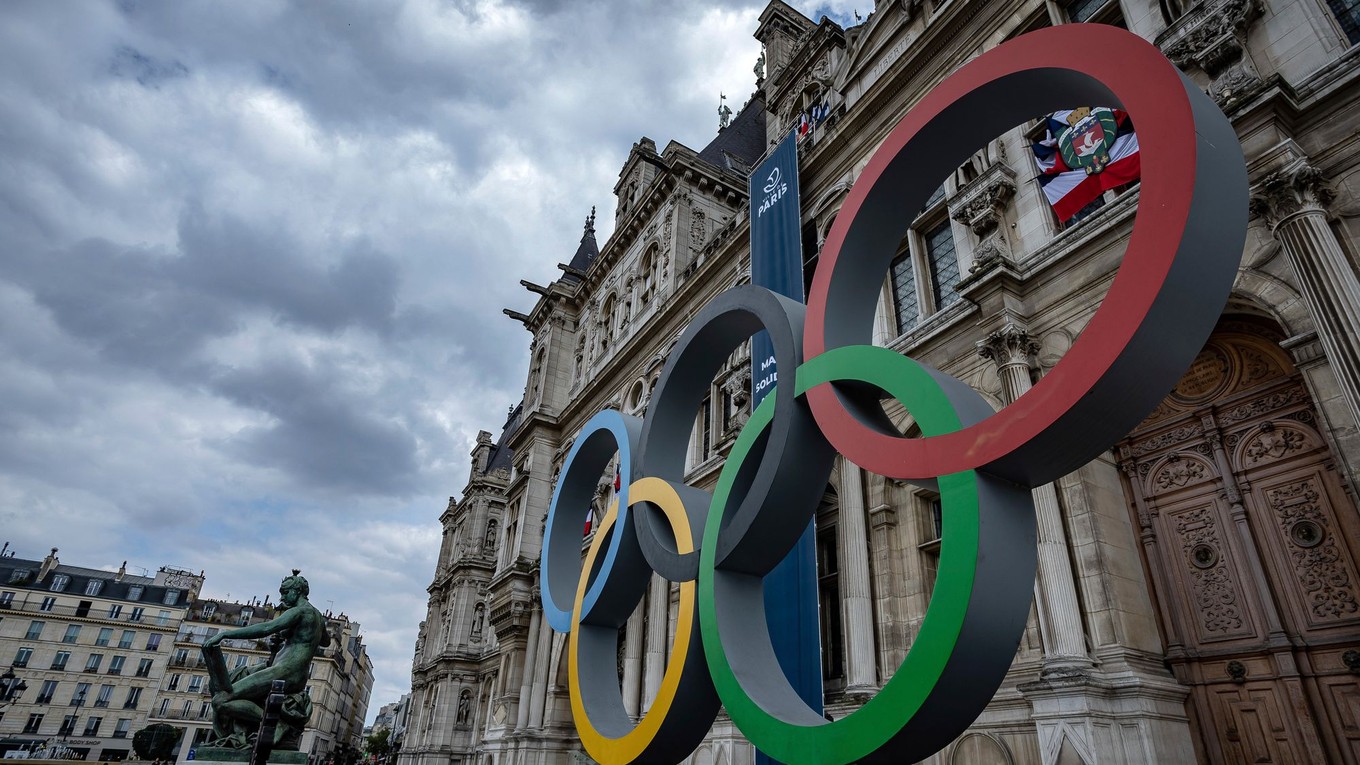 Olympijské kruhy v centre Paríža.