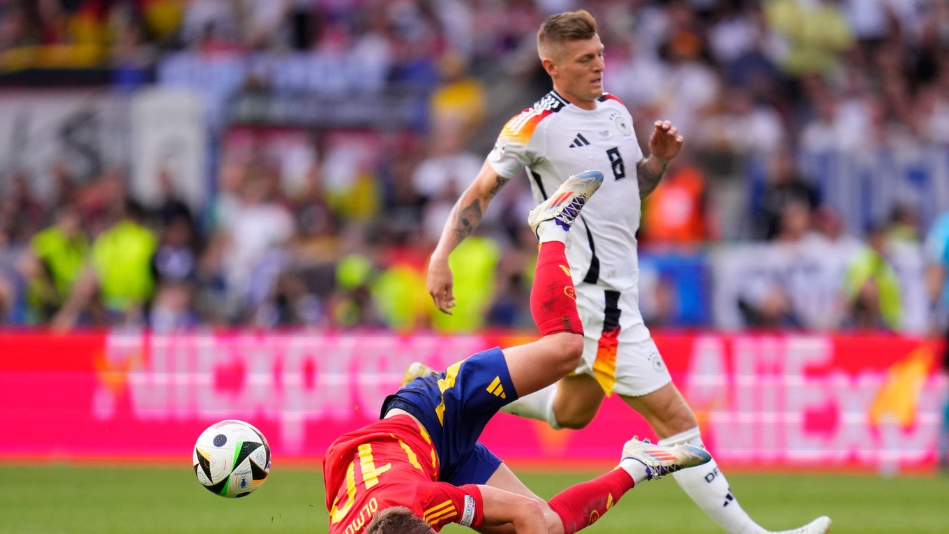 Toni Kroos (vpravo) a Dani Olmo v zápase Španielsko - Nemecko na EURO 2024.